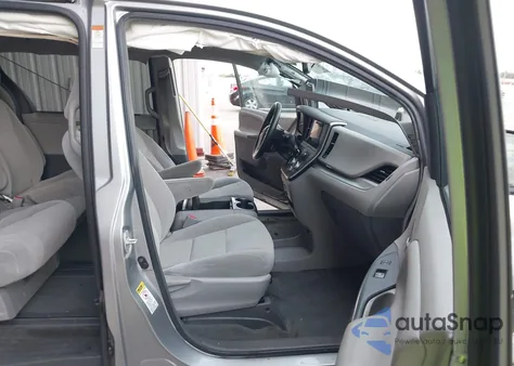 2017 Toyota Sienna Le 8 Passenger z USA, uszkodzony, nr VIN 5TDKZ3DC7HS840158